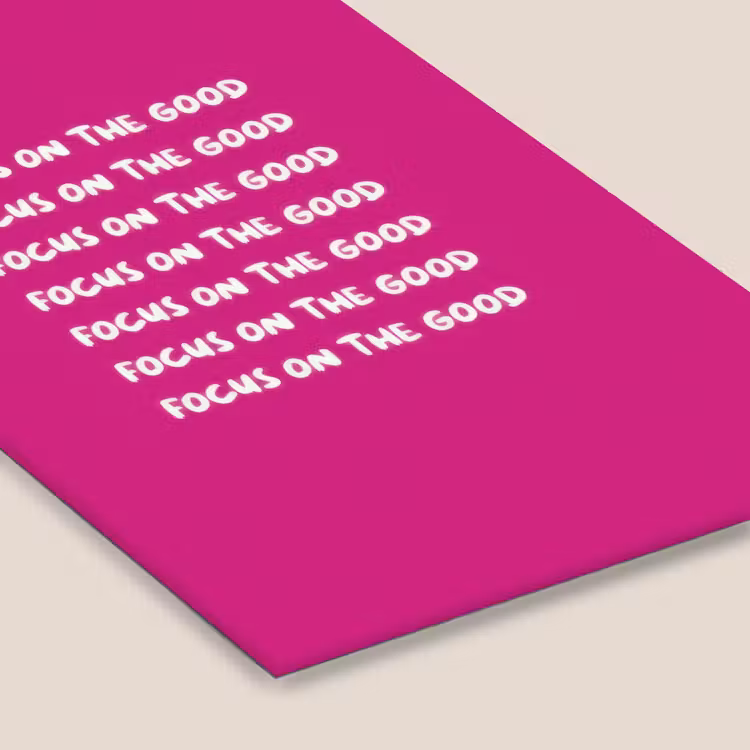 Focus on the good - Roze - wit fotolijst zwart zonder passe partout klein -zsfeer6