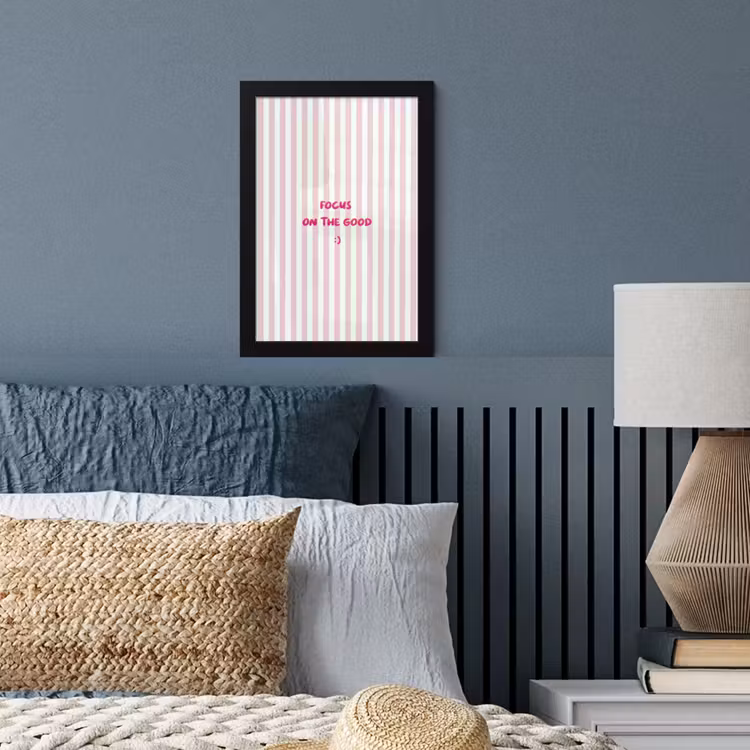 Focus on the good - Strepen - Roze - Smiley fotolijst zwart zonder passe partout klein -sfeer3