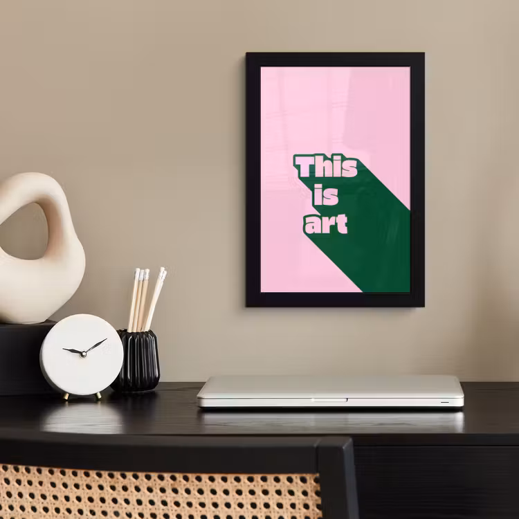 Groen - Teskt - This is art - Roze fotolijst zwart zonder passe partout klein -sfeer1