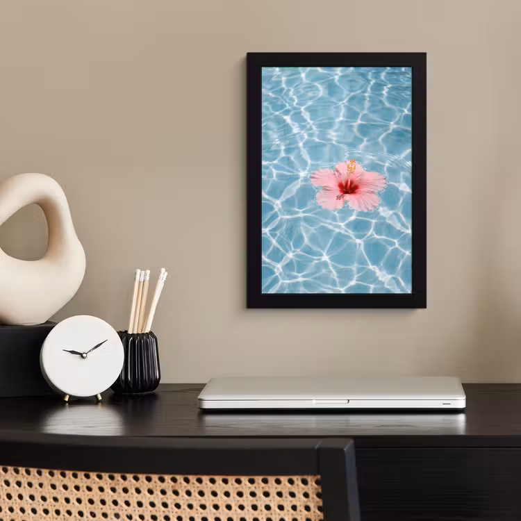 Hibiscus - Water - Roze fotolijst zwart zonder passe partout klein -sfeer1