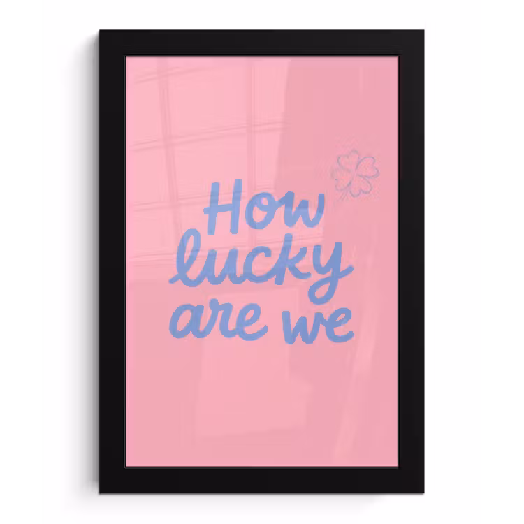 How lucky are we - Klavervier - Roze - Blauw fotolijst zwart zonder passe partout klein -3d