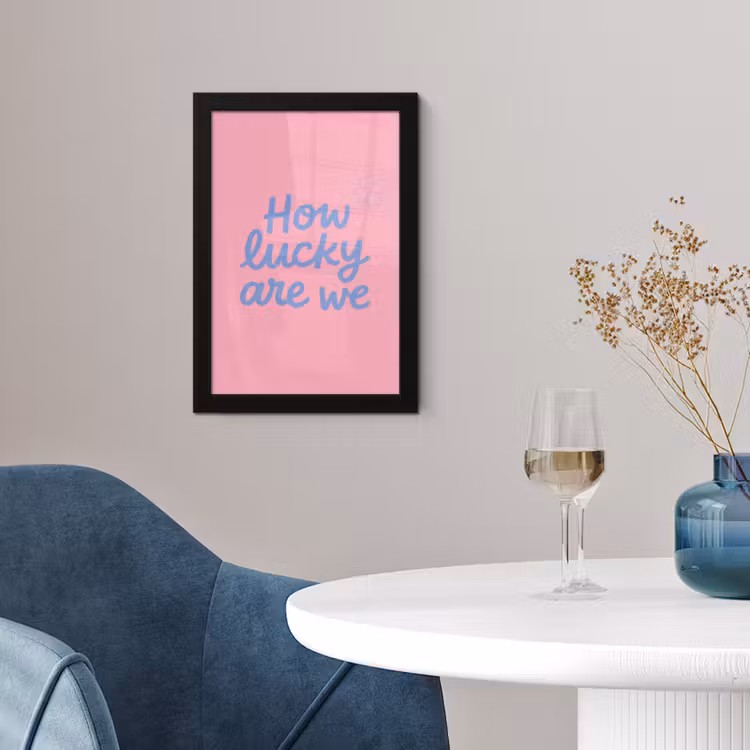 How lucky are we - Klavervier - Roze - Blauw fotolijst zwart zonder passe partout klein -sfeer4