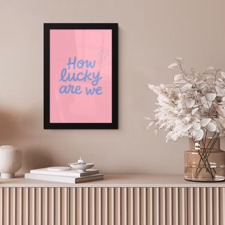 How lucky are we - Klavervier - Roze - Blauw fotolijst zwart zonder passe partout klein -sfeer5