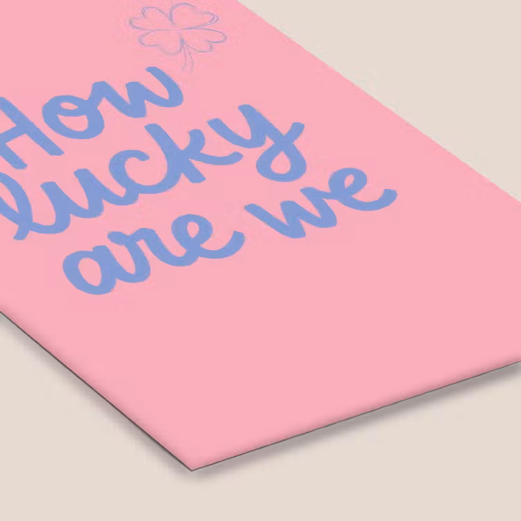 How lucky are we - Klavervier - Roze - Blauw fotolijst zwart zonder passe partout klein -zsfeer6