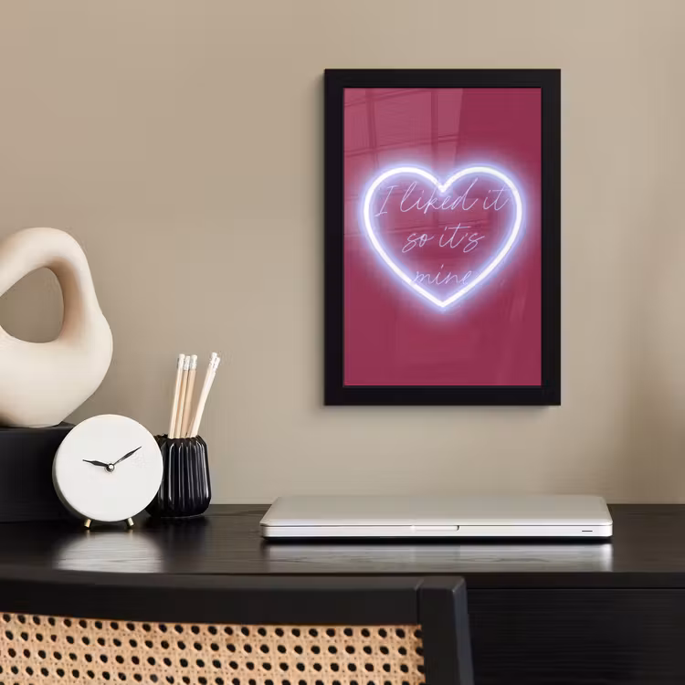 I liked it so it's mine - Neon hart - Roze fotolijst zwart zonder passe partout klein -sfeer1
