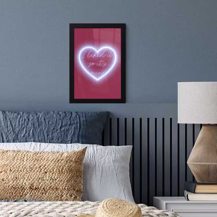 I liked it so it's mine - Neon hart - Roze fotolijst zwart zonder passe partout klein -sfeer3