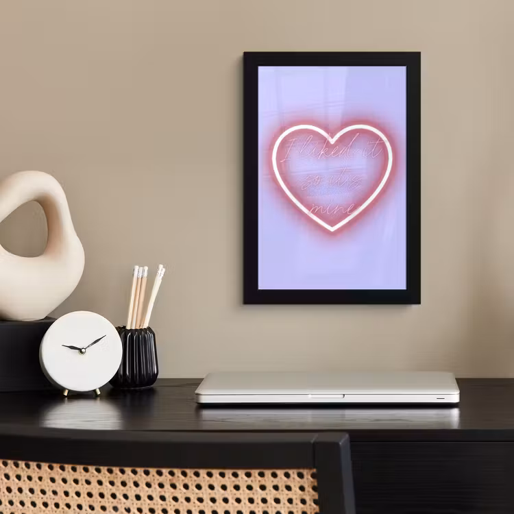 I liked it so it's mine - Neon hart - Paars fotolijst zwart zonder passe partout klein -sfeer1