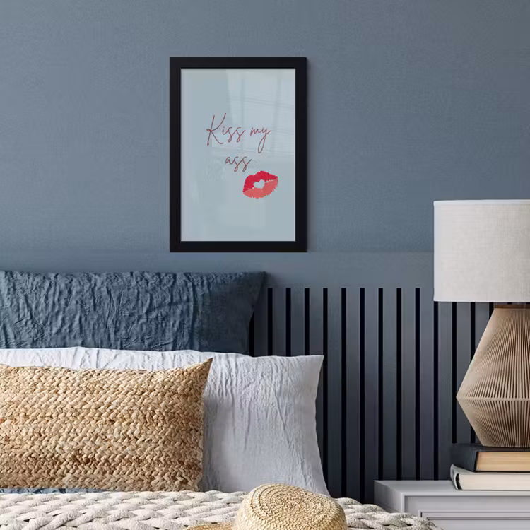 Kiss my ass - Lip - Blauw fotolijst zwart zonder passe partout klein -sfeer3