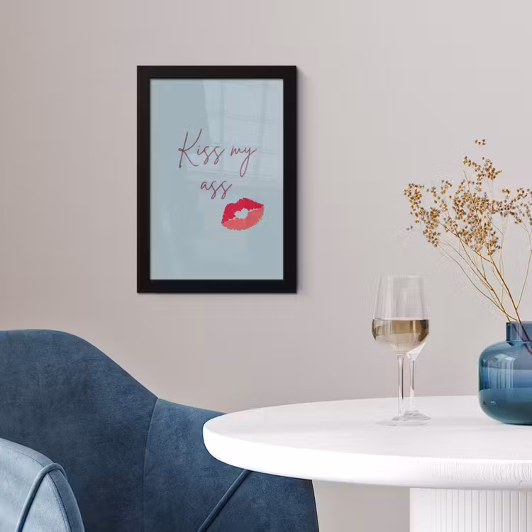 Kiss my ass - Lip - Blauw fotolijst zwart zonder passe partout klein -sfeer4