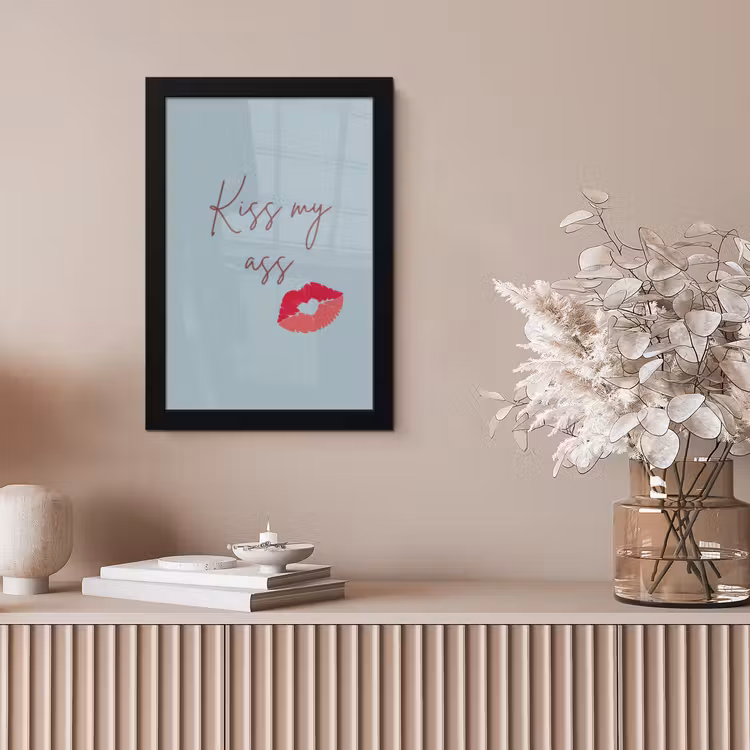 Kiss my ass - Lip - Blauw fotolijst zwart zonder passe partout klein -sfeer5