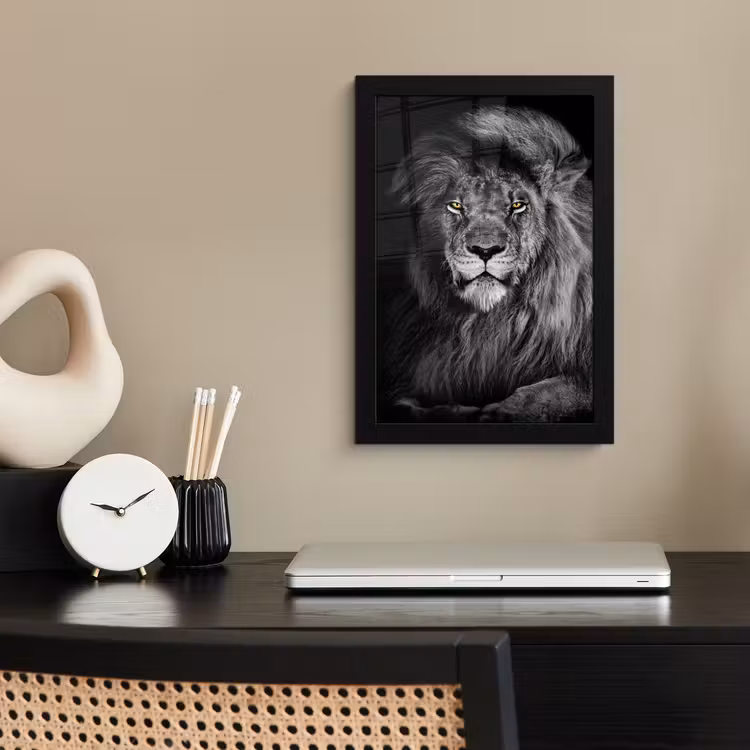 Leeuw - Ogen - Oranje - Zwart wit - Dieren - Portret fotolijst zwart zonder passe partout klein -sfeer1