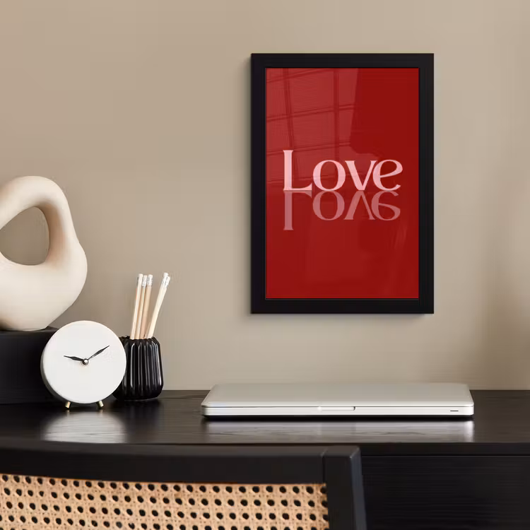 Love - Spiegeling - Rood fotolijst zwart zonder passe partout klein -sfeer1