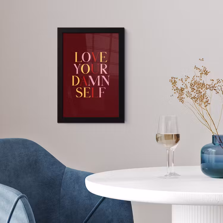 Love your damn self - Kleurrijk - Bordeaux fotolijst zwart zonder passe partout klein -sfeer4