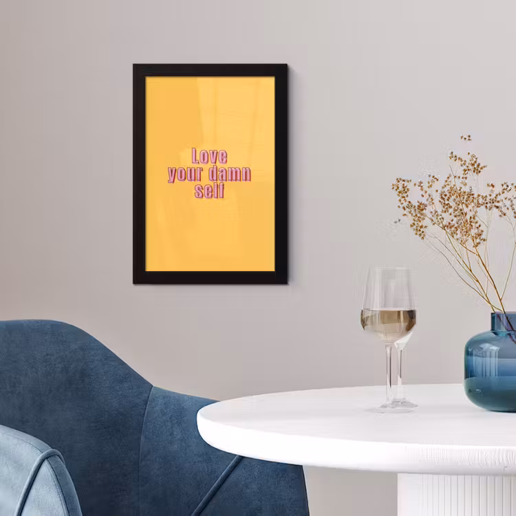 Love yourself - Roze - Geel fotolijst zwart zonder passe partout klein -sfeer4