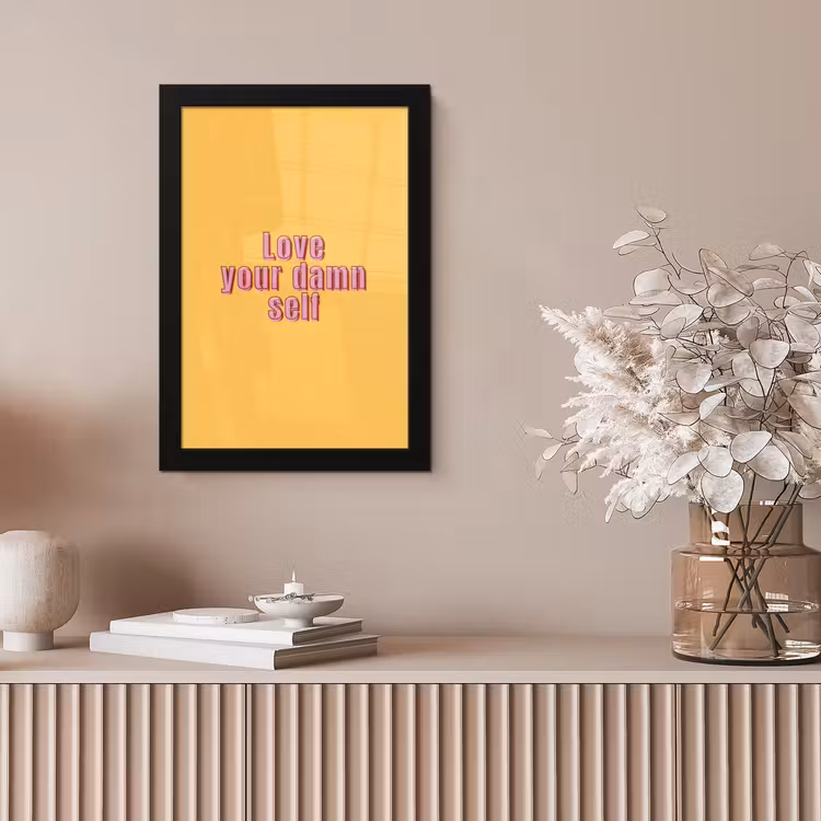 Love yourself - Roze - Geel fotolijst zwart zonder passe partout klein -sfeer5