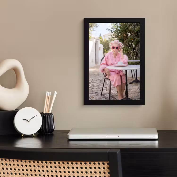 Ochtendjas - Krulspelden - Roze fotolijst zwart zonder passe partout klein -sfeer1