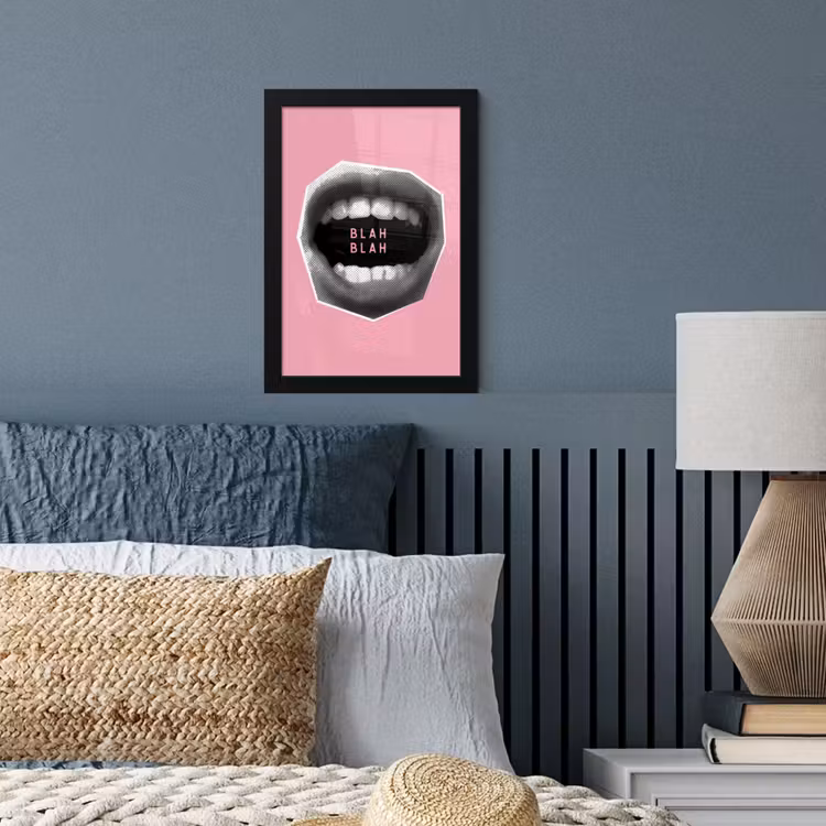 Mond - BLAH BLAH - Roze fotolijst zwart zonder passe partout klein -sfeer3