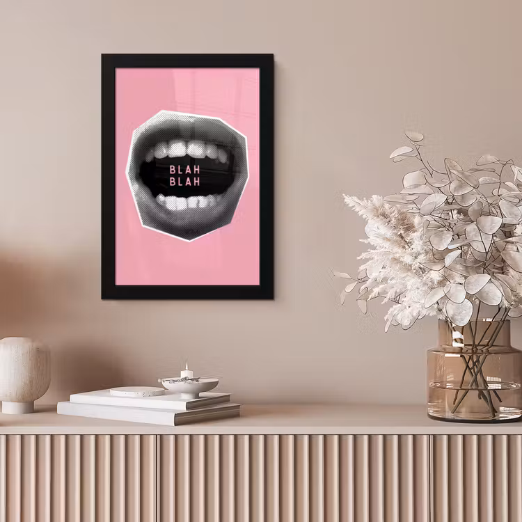 Mond - BLAH BLAH - Roze fotolijst zwart zonder passe partout klein -sfeer5