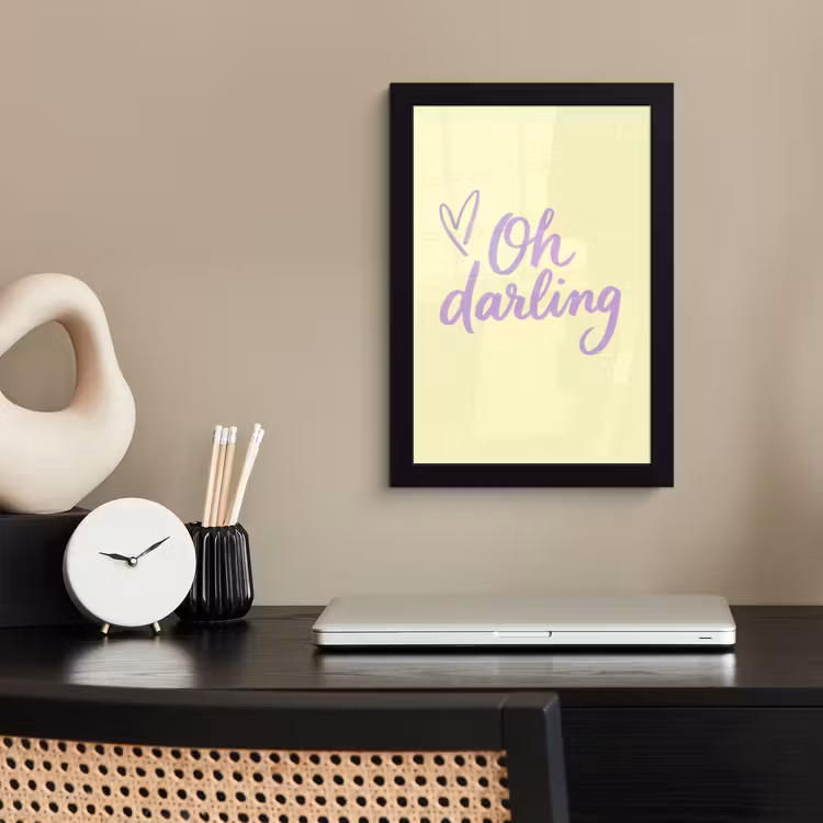 Oh darling - Geel - Hart fotolijst zwart zonder passe partout klein -sfeer1