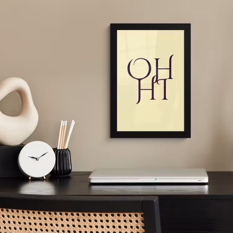 Oh hi - Geel - Monogram fotolijst zwart zonder passe partout klein -sfeer1