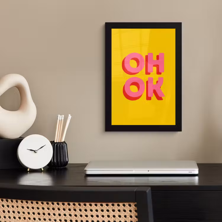 Oh ok - 3D - Geel - Roze fotolijst zwart zonder passe partout klein -sfeer1