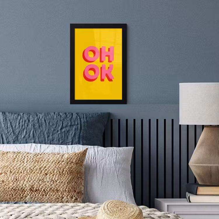 Oh ok - 3D - Geel - Roze fotolijst zwart zonder passe partout klein -sfeer3