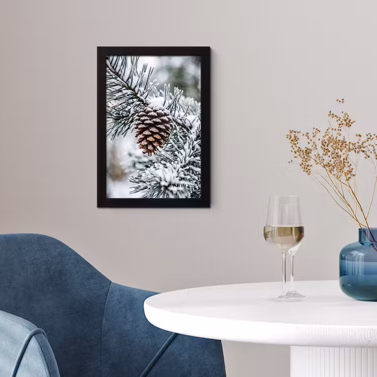 Dennenappel - Tak - Sneeuw - Winter - Sfeervol fotolijst zwart zonder passe partout klein -sfeer4