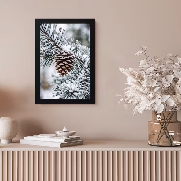 Dennenappel - Tak - Sneeuw - Winter - Sfeervol fotolijst zwart zonder passe partout klein -sfeer5