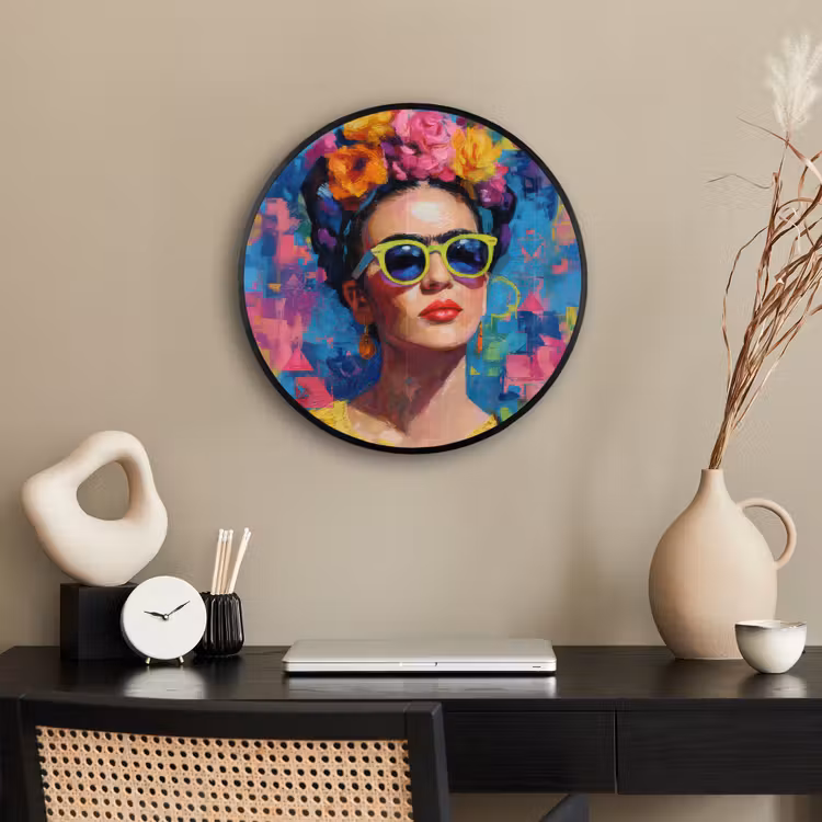 Vrolijk portret - Vrouw - Bloemenkroon Fotolijst rond zonder passe partout klein -sfeer1
