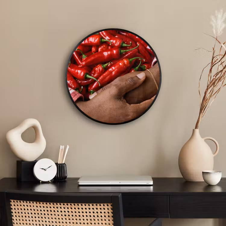 Photo Frame Round - Chili Peppers - Red - Hands - Chilipepers - Rood - Handen Fotolijst rond zonder passe partout klein