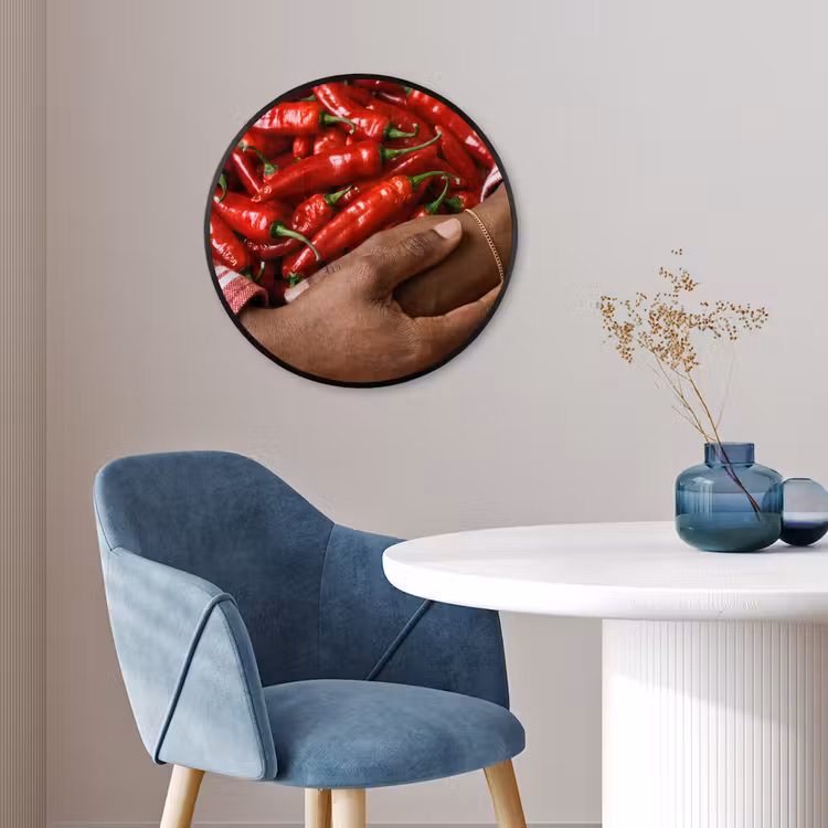 Photo Frame Round - Chili Peppers - Red - Hands - Chilipepers - Rood - Handen Fotolijst rond zonder passe partout klein