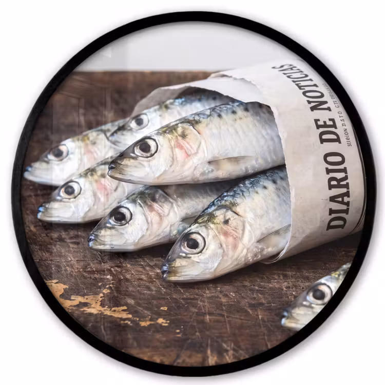 Photo Frame Round - Little Sardine - newspaper - cutting board - Sardientje - krant - snijplank Fotolijst rond zonder passe partout klein