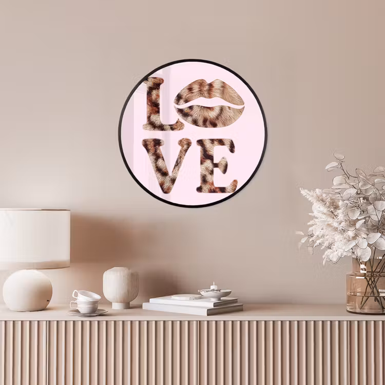Tekst - Love - Pantervacht - Lichtroze Fotolijst rond zonder passe partout klein -sfeer3