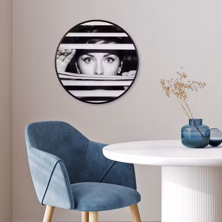 Vrouw - Jaloezieën - Portret - Zwart-wit Fotolijst rond zonder passe partout klein -sfeer2