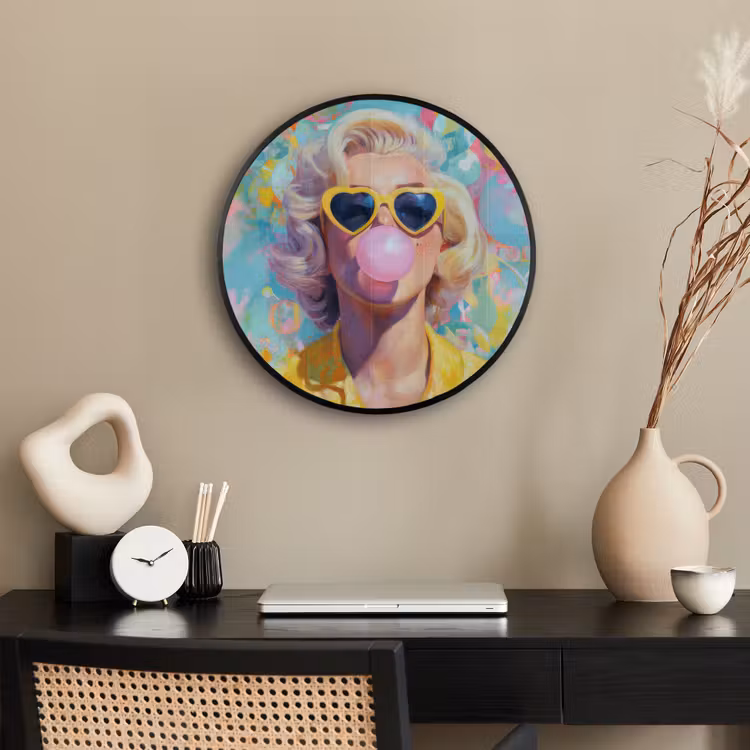 Vrouw - Blond - Roze kauwgom - Kleurrijk - Pastel Fotolijst rond zonder passe partout klein -sfeer1