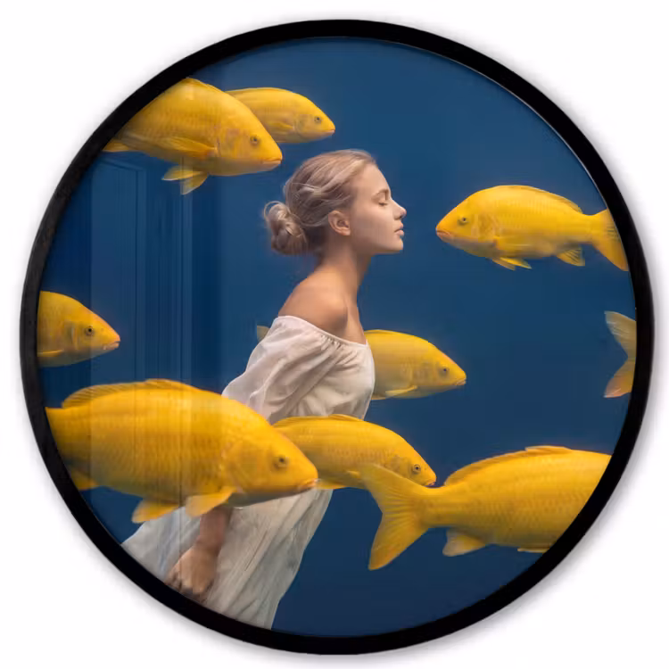 Vrouw - Vis - Water - Natuur - Geel Fotolijst rond zonder passe partout klein -3d