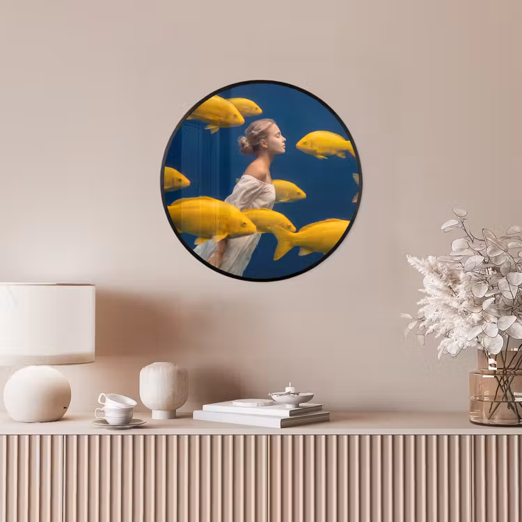 Vrouw - Vis - Water - Natuur - Geel Fotolijst rond zonder passe partout klein -sfeer3