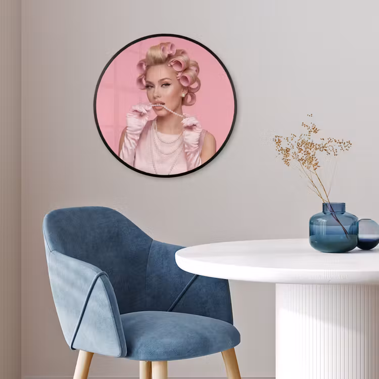 Vrouw - Roze - Parelketting - Krulspelden Fotolijst rond zonder passe partout klein -sfeer2