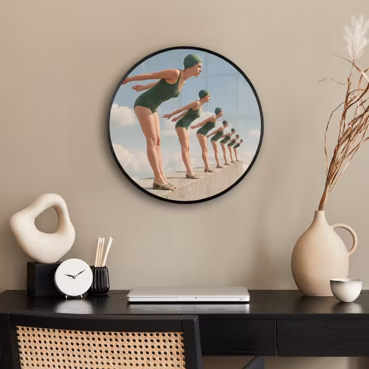 Photo Frame Round - Women - Diving Pose - Clouds - Vrouwen - Duikhouding - Wolken Fotolijst rond zonder passe partout klein