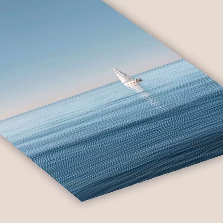 Zeilbootje - Kalme zee - Helderblauwe hemel fotolijst zwart zonder passe partout klein -zsfeer6