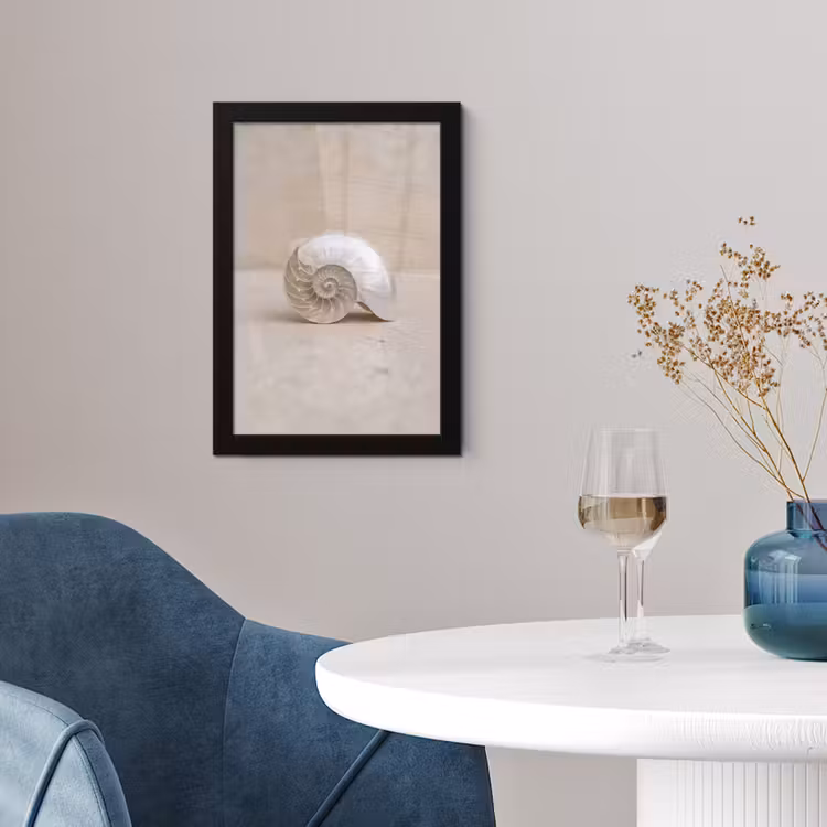 Schelp - Spiraal - Beige fotolijst zwart zonder passe partout klein -sfeer4