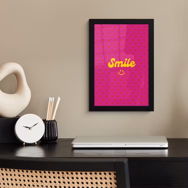Smile - Stippen - Geel - Smiley - Roze fotolijst zwart zonder passe partout klein -sfeer1