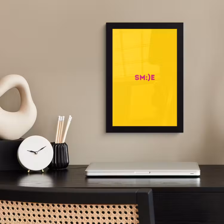 Smile - Roze - Geel fotolijst zwart zonder passe partout klein -sfeer1