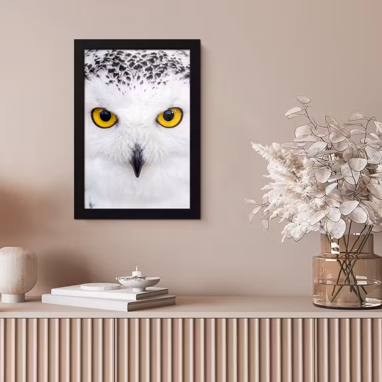 Sneeuwuil - Portret - Geel fotolijst zwart zonder passe partout klein -sfeer5