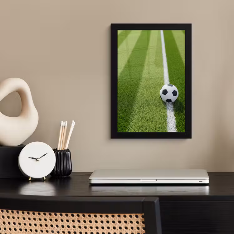 Voetbal - Grasveld - Sport - Groen fotolijst zwart zonder passe partout klein -sfeer1