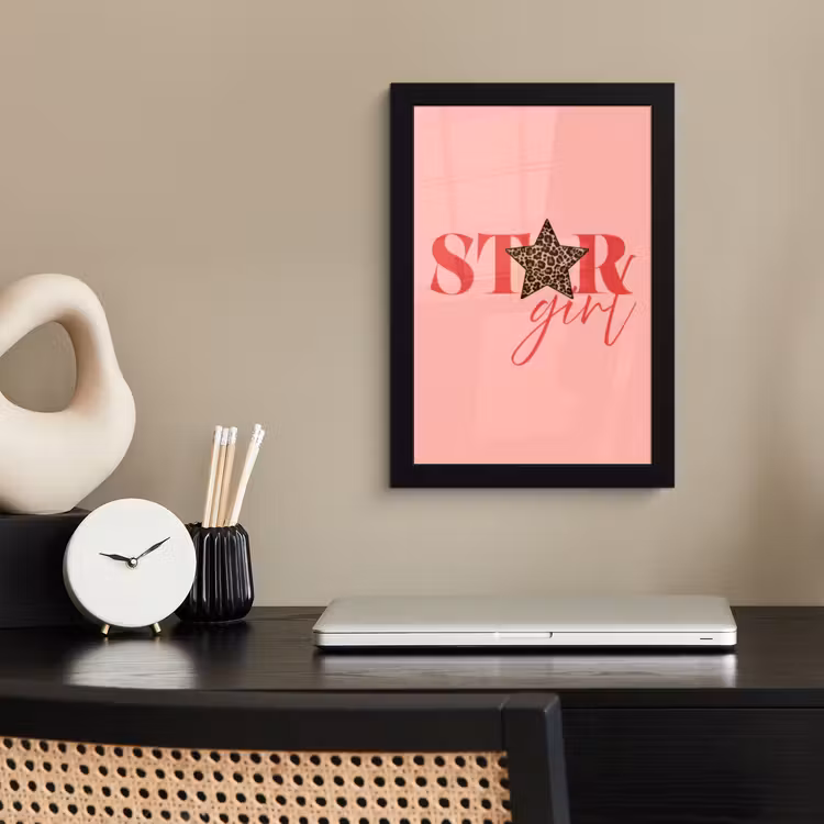 Star girl - Roze - Panter - Ster fotolijst zwart zonder passe partout klein -sfeer1