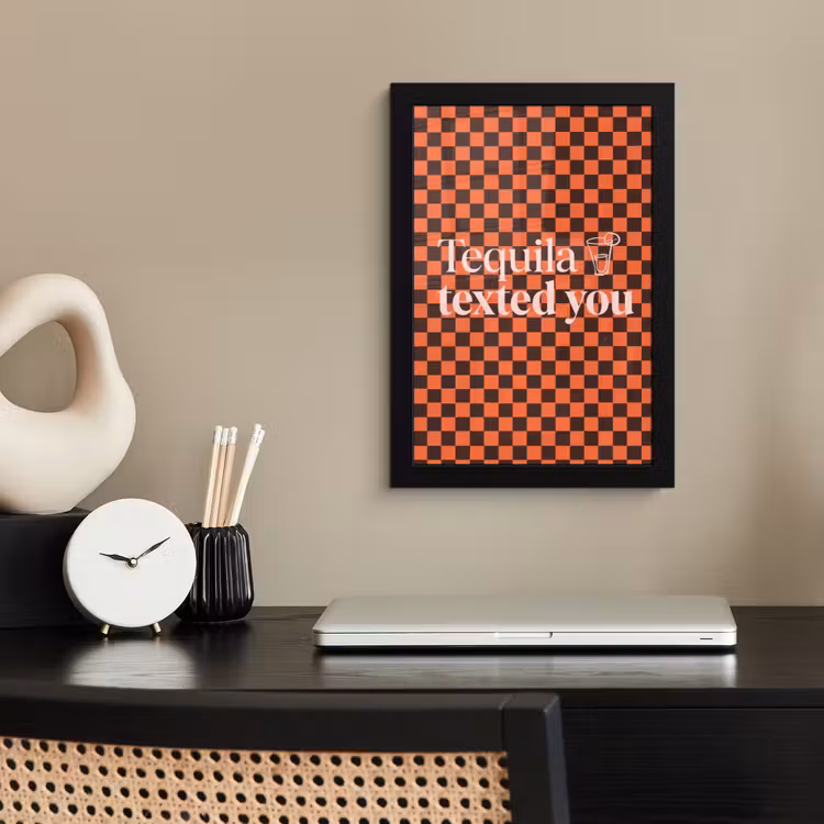 Tequila texted you - Glas - Vierkanten - Oranje fotolijst zwart zonder passe partout klein -sfeer1