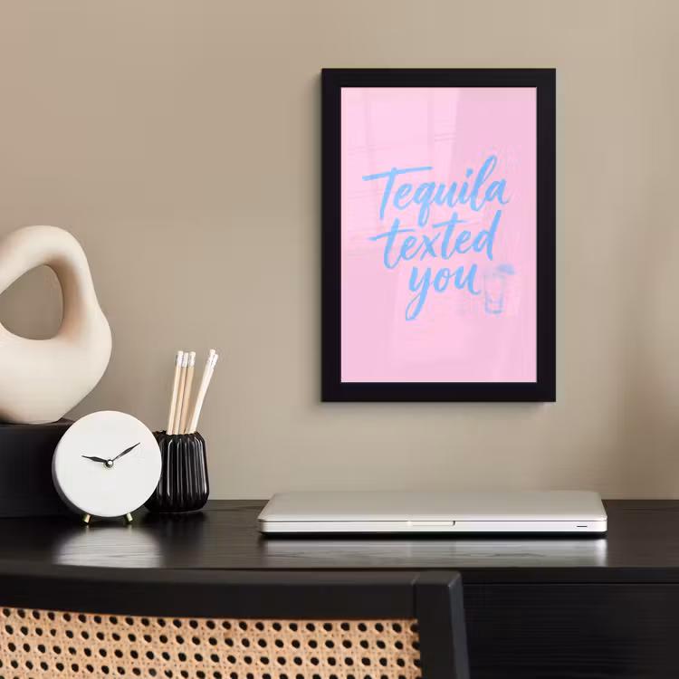Tequila texted you - Roze - Blauw fotolijst zwart zonder passe partout klein -sfeer1