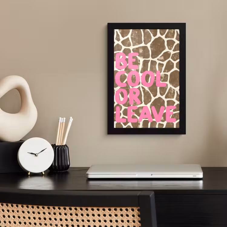 Tekst - Be cool or leave - Roze - Giraffenprint fotolijst zwart zonder passe partout klein -sfeer1