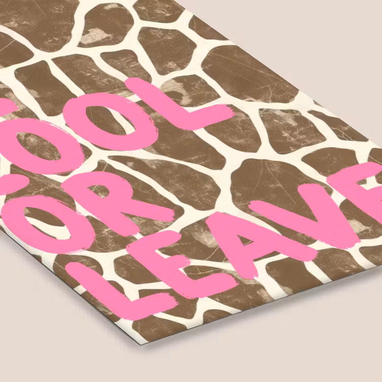 Tekst - Be cool or leave - Roze - Giraffenprint fotolijst zwart zonder passe partout klein -zsfeer6